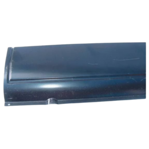 Bas de panneau latéral central (entre les nervures, à l’opposé de la porte latérale)